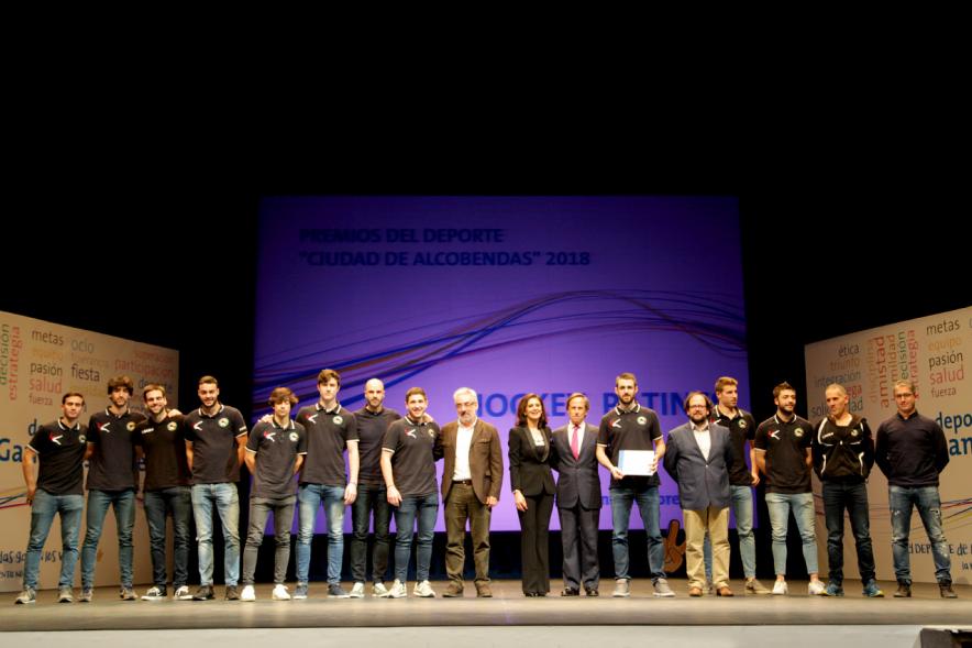 Gala de Deporte 2018 -  Imagen en el escenario de las autoridades presentes en la gala, entre ellas el alcalde García de Vinuesa posando con un equipo después recibir su diploma.