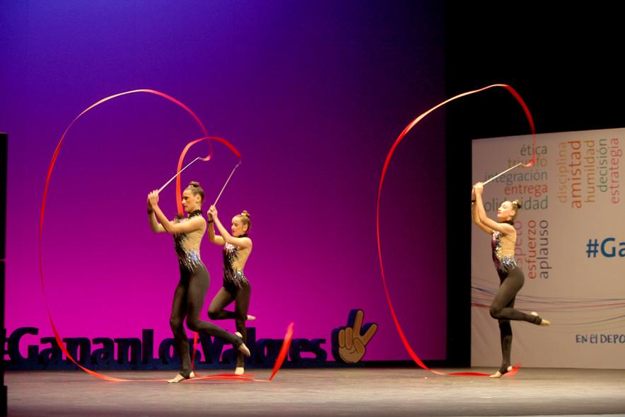 Gala de Deporte 2018 - Imagen de unas gimnastas rítmicas con cintas actuando en el escenario.