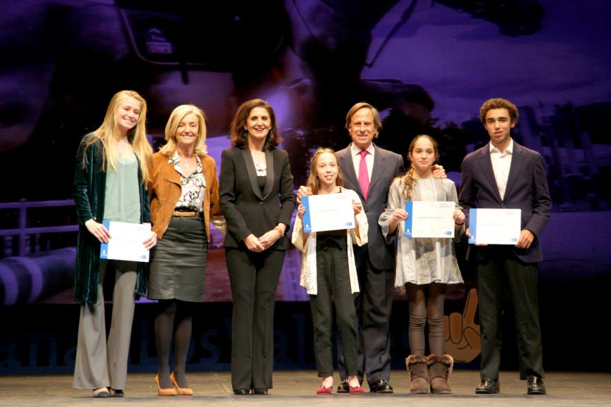 Gala de Deporte 2018 - Imagen en el escenario de las autoridades presentes en la gala, entre ellas el alcalde García de Vinuesa y varios deportistas posando con sus diplomas.