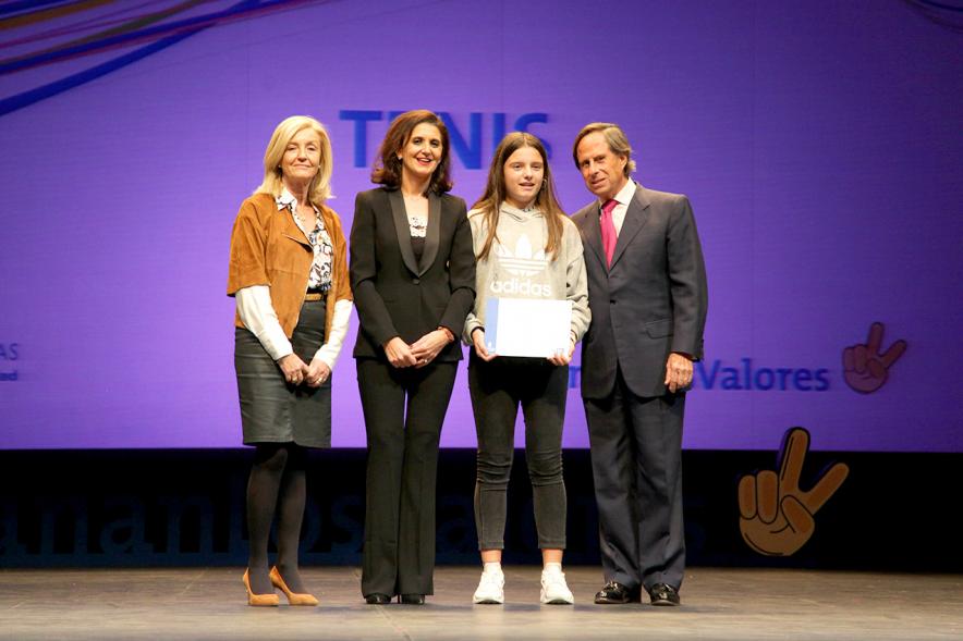 Gala de Deporte 2018 - Imagen de dos autoridades presentes en la gala, una de ellas el alcalde García de Vinuesa posando con una mujer a la que acaban de entregar un premio.