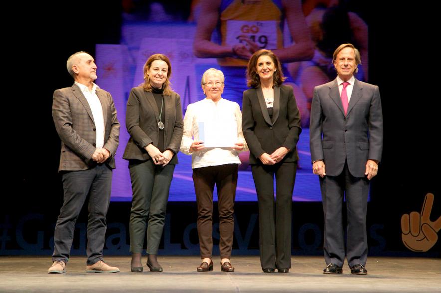 Gala de Deporte 2018 -  Imagen de dos autoridades presentes en la gala, una de ellas el alcalde García de Vinuesa posando con una mujer a la que acaban de entregar un premio.