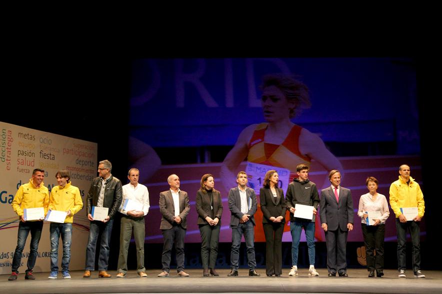 Gala de Deporte 2018 -  Imagen en el escenario de las autoridades presentes en la gala, entre ellas el alcalde García de Vinuesa y varios deportistas posando con sus diplomas.