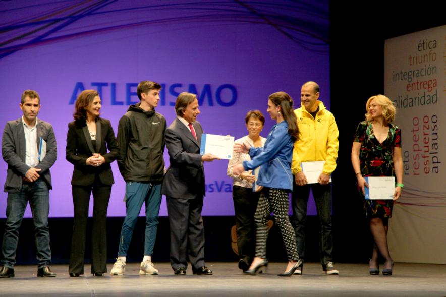 Gala de Deporte 2018 - Imagen de dos autoridades presentes en la gala, una de ellas el alcalde García de Vinuesa haciendo entrega de un premio a una mujer.