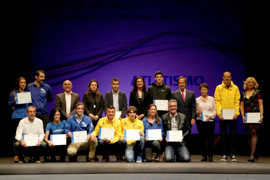 Gala de Deporte 2018 -Imagen en el escenario de las autoridades presentes en la gala, entre ellas el alcalde García de Vinuesa y varios deportistas posando con sus diplomas.