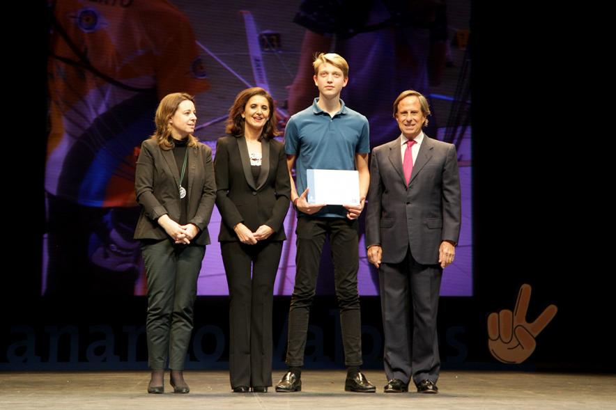 Gala de Deporte 2018 - Imagen en el escenario de las autoridades presentes en la gala, entre ellas el alcalde García de Vinuesa y un deportista posando de un diploma.