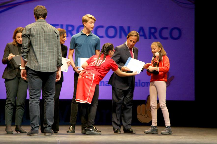Gala de Deporte 2018 - Imagen en el escenario de las autoridades presentes en la gala, entre ellas el alcalde García de Vinuesa y varios deportistas recibiendo un diploma.