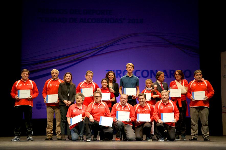 Gala de Deporte 2018 - Imagen en el escenario de las autoridades presentes en la gala, entre ellas el alcalde García de Vinuesa posando con un equipo después recibir su diploma.