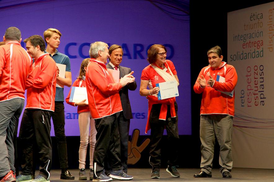 Gala de Deporte 2018 -  Imagen en el escenario de las autoridades presentes en la gala, entre ellas el alcalde García de Vinuesa posando con un equipo después recibir su diploma.