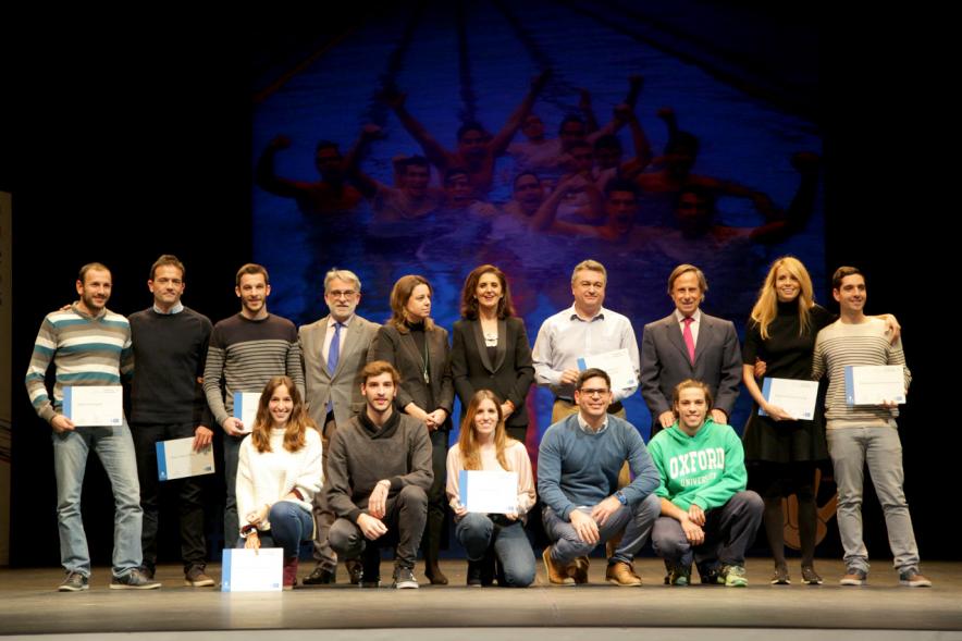 Gala de Deporte 2018 -  Imagen en el escenario de las autoridades presentes en la gala, entre ellas el alcalde García de Vinuesa y varios deportistas posando con sus diplomas.