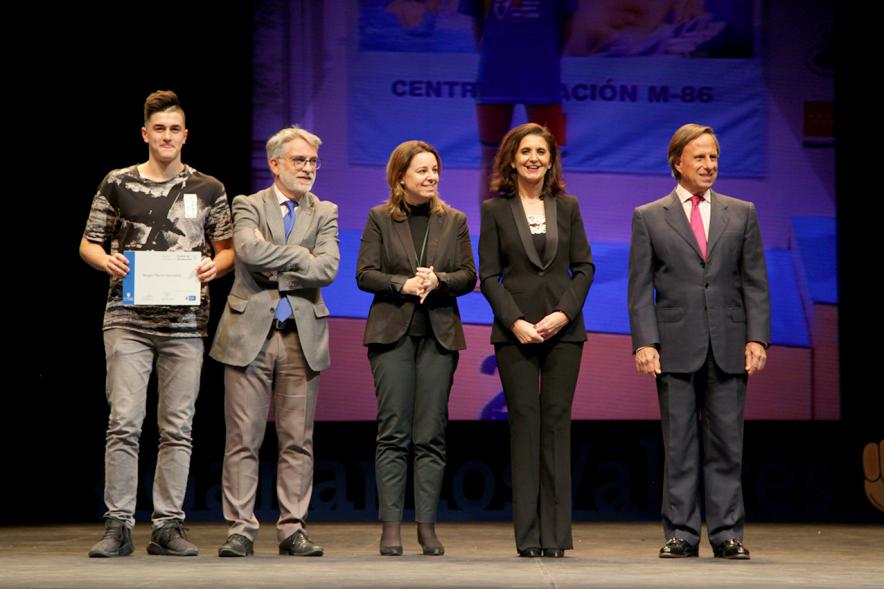 Gala de Deporte 2018 - Imagen en el escenario de las autoridades presentes en la gala, entre ellas el alcalde García de Vinuesa y un deportista que ha recibido un diploma.