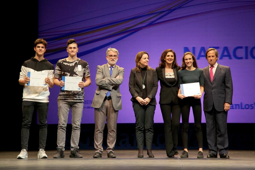 Gala de Deporte 2018 -  Imagen en el escenario de las autoridades presentes en la gala, entre ellas el alcalde García de Vinuesa y varios deportistas posando con sus diplomas.