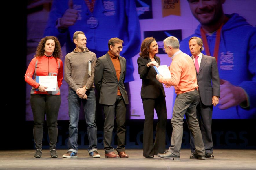 Gala de Deporte 2018 - Imagen en el escenario de las autoridades presentes en la gala, entre ellas el alcalde García de Vinuesa entregando su diploma a un premiado.