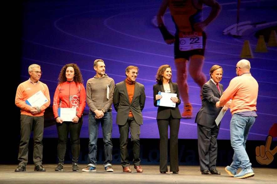 Gala de Deporte 2018 - Imagen en el escenario de las autoridades presentes en la gala, entre ellas el alcalde García de Vinuesa y varios deportistas recibiendo un diploma.