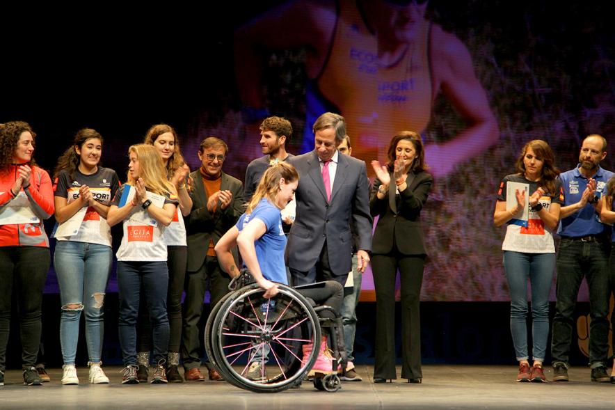 Gala de Deporte 2018 - Imagen de deportista en silla de ruedas en el escenario recibiendo su diploma de manos del alcalde García de Vinuesa. 