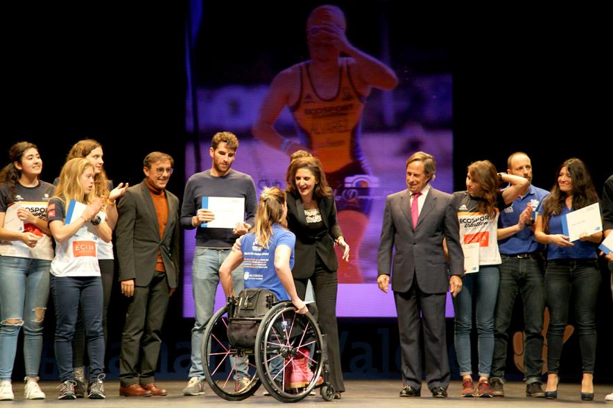 Gala de Deporte 2018 - Imagen de deportista en silla de ruedas en el escenario recibiendo su diploma de manos del alcalde García de Vinuesa. 