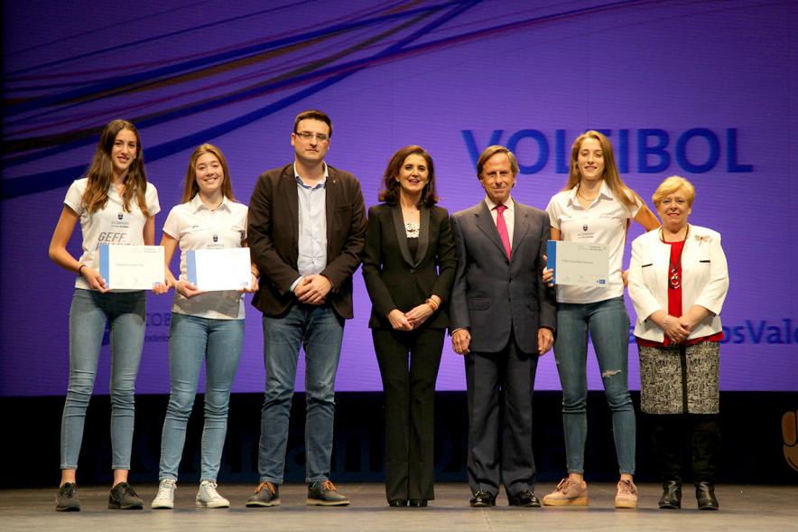Gala de Deporte 2018 -  Imagen en el escenario de las autoridades presentes en la gala, entre ellas el alcalde García de Vinuesa y varios deportistas posando con sus diplomas.