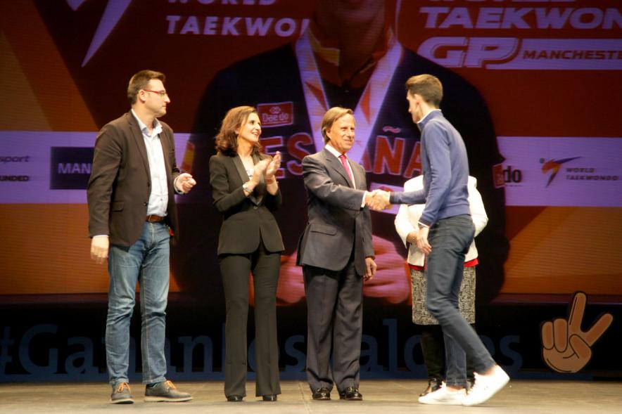 Gala de Deporte 2018 - Imagen en el escenario de las autoridades presentes en la gala, entre ellas el alcalde García de Vinuesa entregando su diploma a un deportista.