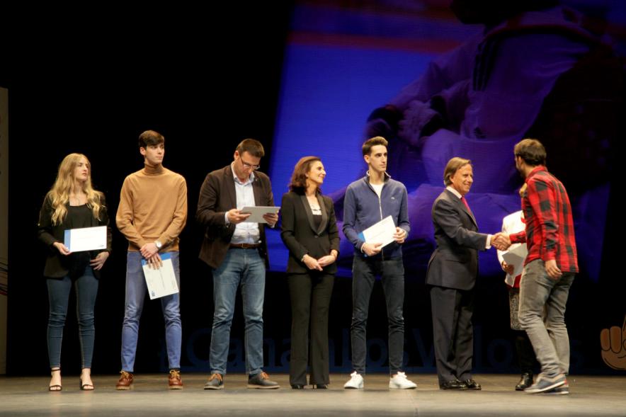 Gala de Deporte 2018 - Imagen en el escenario de las autoridades presentes en la gala, entre ellas el alcalde García de Vinuesa y varios deportistas recibiendo un diploma.