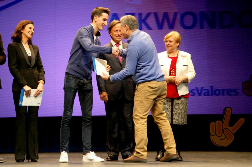 Gala de Deporte 2018 - Imagen en el escenario de las autoridades presentes en la gala, entre ellas el alcalde García de Vinuesa entregando su diploma a un premiado.