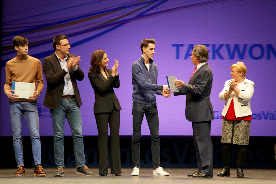 Gala de Deporte 2018 - Imagen en el escenario de las autoridades presentes en la gala, entre ellas el alcalde García de Vinuesa y un deportista haciendo entrega de un diploma.