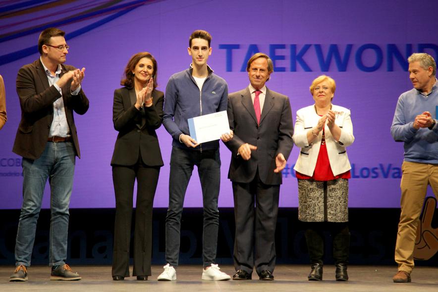 Gala de Deporte 2018 - Imagen en el escenario de las autoridades presentes en la gala entre ellas el alcalde García de Vinuesa y un deportista que ha recibido un diploma.
