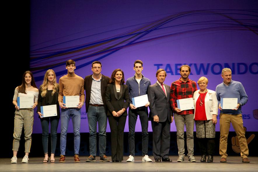 Gala de Deporte 2018 - Imagen en el escenario de las autoridades presentes en la gala, entre ellas el alcalde García de Vinuesa y varios deportistas posando con sus diplomas.