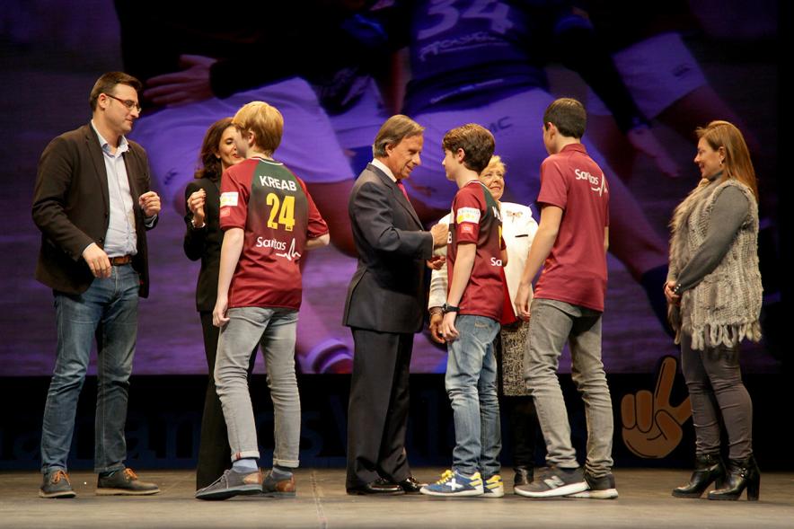 Gala de Deporte 2018 -   Imagen en el escenario de las autoridades presentes en la gala, entre ellas el alcalde García de Vinuesa entregando su diploma a un equipo.
