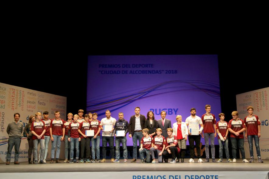 Gala de Deporte 2018 -  Imagen en el escenario de las autoridades presentes en la gala, entre ellas el alcalde García de Vinuesa entregando su diploma a un equipo.