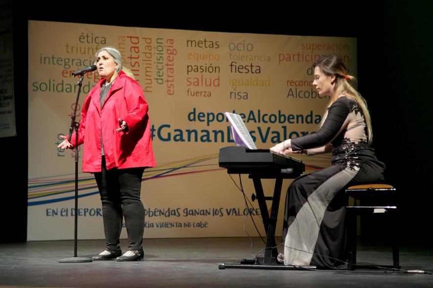 Gala de Deporte 2018 - Imagen de una cantante en el escenario acompañada por una persona que toca el teclado.