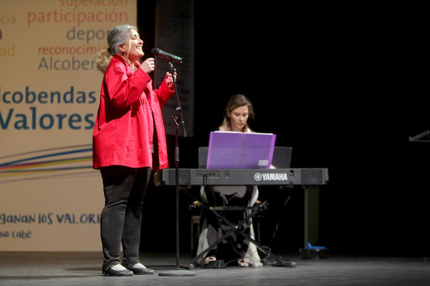Gala de Deporte 2018 -  Imagen de una cantante en el escenario acompañada por una persona que toca el teclado.