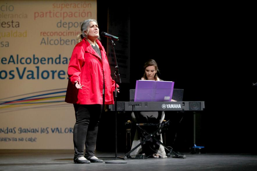 Gala de Deporte 2018 - Imagen de una cantante en el escenario acompañada por una persona que toca el teclado.
