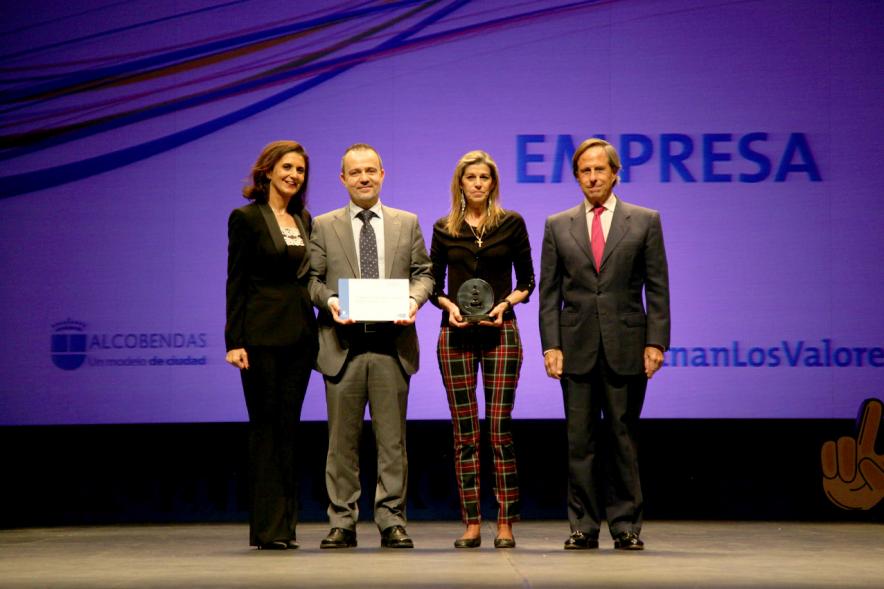 Gala de Deporte 2018 - Imagen de dos autoridades presentes en la gala, una de ellas el alcalde García de Vinuesa posando con dos personas a las que acaban de entregar un premio.