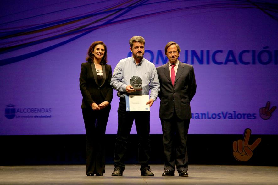 Gala de Deporte 2018 - Imagen en el escenario de las autoridades presentes en la gala, entre ellas el alcalde García de Vinuesa y una persona posando de su premio.