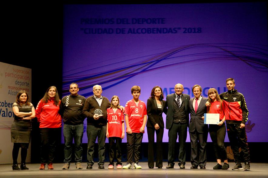 Gala de Deporte 2018 -  Imagen en el escenario de las autoridades presentes en la gala, entre ellas el alcalde García de Vinuesa posando con un equipo después recibir su diploma.