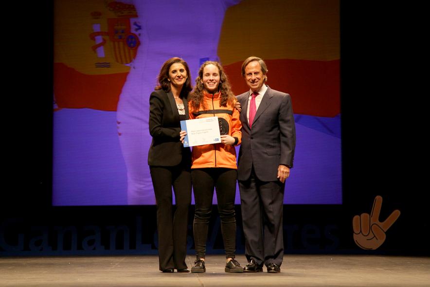 Gala de Deporte 2018 - Imagen de dos autoridades  presentes en la gala, una de ellas el alcalde García de Vinuesa posando con una mujer a la que acaban de entregar un premio.