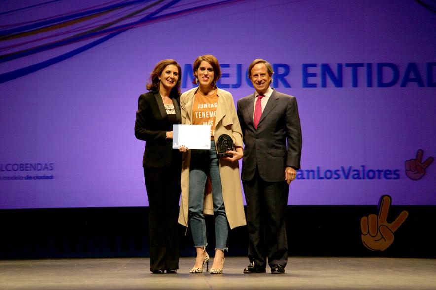 Gala de Deporte 2018 - Imagen de dos autoridades presentes en la gala, una de ellas el alcalde García de Vinuesa posando con una mujer a la que acaban de entregar un premio.