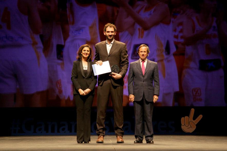 Gala de Deporte 2018 - Imagen en el escenario de las autoridades presentes en la gala, entre ellas el alcalde García de Vinuesa y un deportista que ha recibido un diploma.