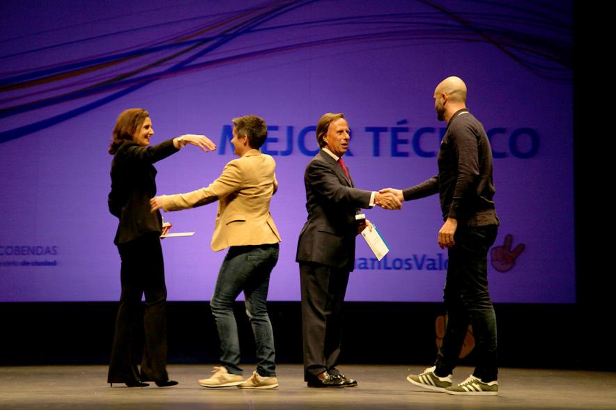 Gala de Deporte 2018 - magen en el escenario de las autoridades presentes en la gala, entre ellas el alcalde García de Vinuesa entregando su diploma a varias personas.