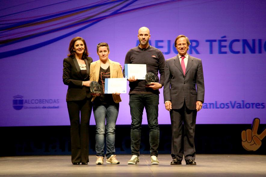 Gala de Deporte 2018 - Imagen en el escenario de las autoridades presentes en la gala, entre ellas el alcalde García de Vinuesa y varios deportistas posando con sus diplomas.