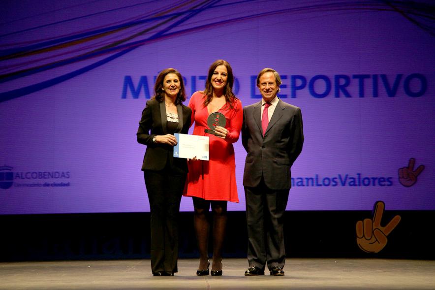 Gala de Deporte 2018 - Imagen de dos autoridades presentes en la gala, una de ellas el alcalde García de Vinuesa posando con una mujer a la que acaban de entregar un premio.