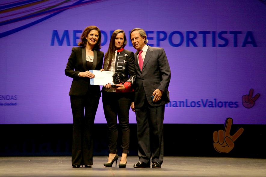 Gala de Deporte 2018 - Imagen de dos autoridades presentes en la gala, una de ellas el alcalde García de Vinuesa posando con una mujer a la que acaban de entregar un premio.