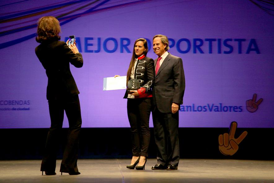 Gala de Deporte 2018 - Imagen del alcalde García de Vinuesa fotografiándose con un móvil en el escenario.
