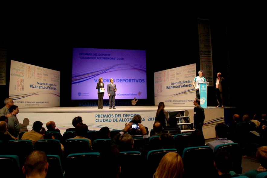 Gala de Deporte 2018 -  Imagen lejana del actor Roberto Chinchilla, uno de los protagonistas de la película "Campeones" en el escenario dirigiéndose a las personas asistentes a la gala.
