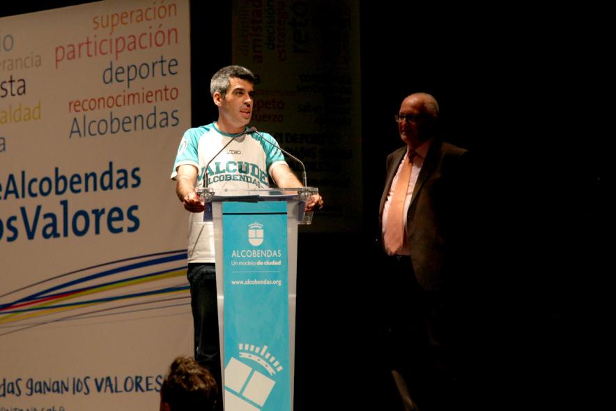 Gala de Deporte 2018 - Imagen del actor Roberto Chinchilla, uno de los protagonistas de la película "Campeones" en el escenario dirigiéndose a las personas asistentes a la gala.