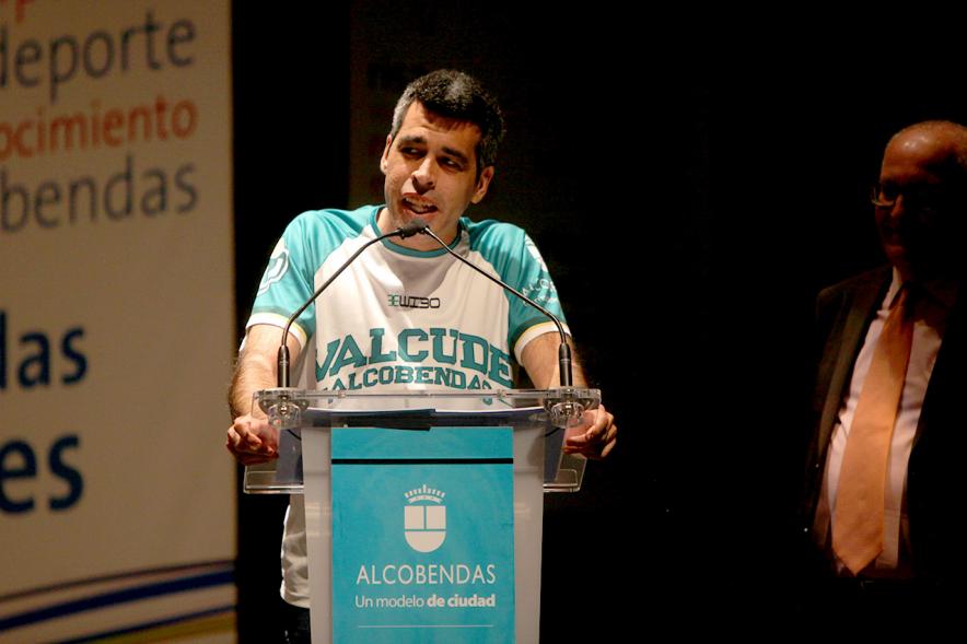 Gala de Deporte 2018 - Imagen del actor Roberto Chinchilla, uno de los protagonistas de la película "Campeones" en el escenario dirigiéndose a las personas asistentes a la gala.