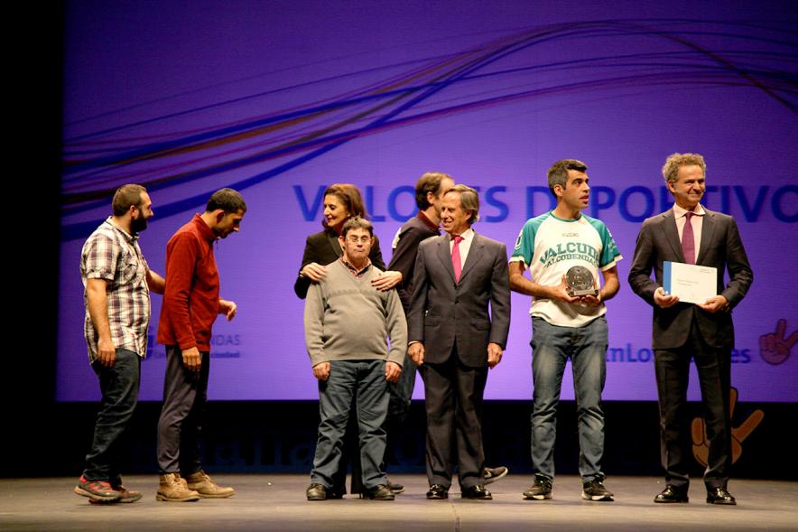 Gala de Deporte 2018 - Imagen de los protagonistas de la película de "Campeones" en el escenario posando con sus diplomas.