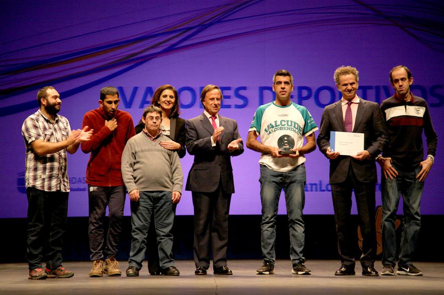 Gala de Deporte 2018 - Imagen en el escenario de las autoridades presentes en la gala, entre ellas el alcalde García de Vinuesa y varios deportistas posando con sus diplomas.