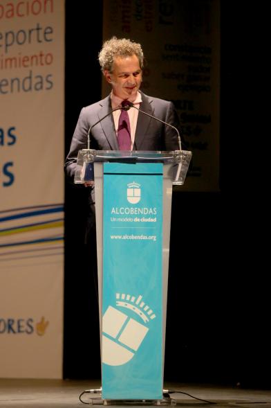 Gala de Deporte 2018 - Imagen de una persona desde el el escenario dirigiéndose a las personas asistentes a la gala.