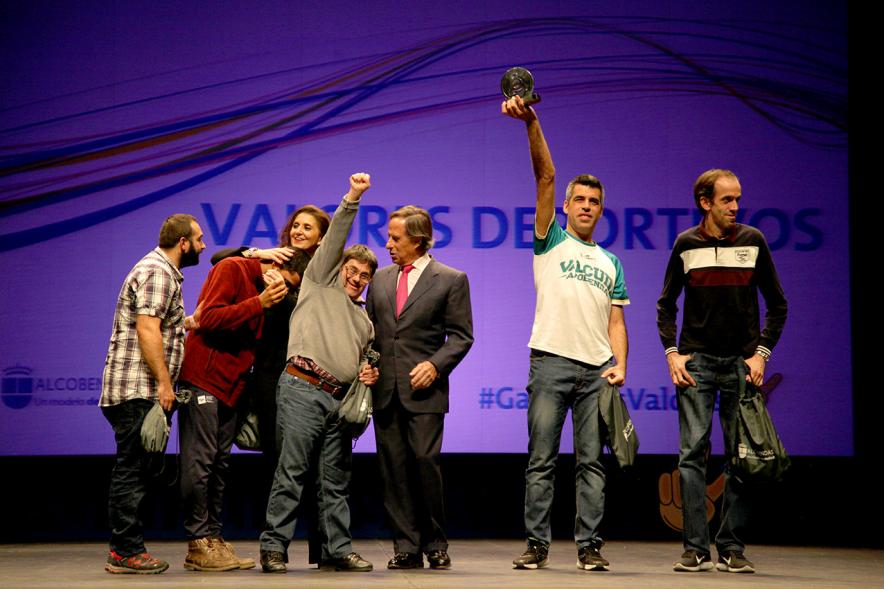 Gala de Deporte 2018 - Imagen de los protagonistas de la película de "Campeones" en el escenario posando con sus diplomas.