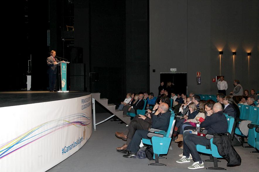 Gala de Deporte 2018 - Imagen del alcalde García de Vinuesa en el escenario dirigiéndose al público asistente a la gala.